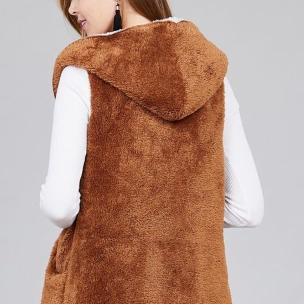 CLEARANCE ‼️CAMEL OFF WHITE - HOODIE FAUX FUR VEST - Picture 3 of 4